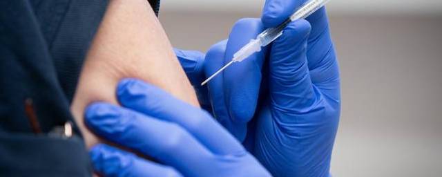 В США разрешили людям с ослабленным иммунитетом делать третью прививку вакцины от коронавируса