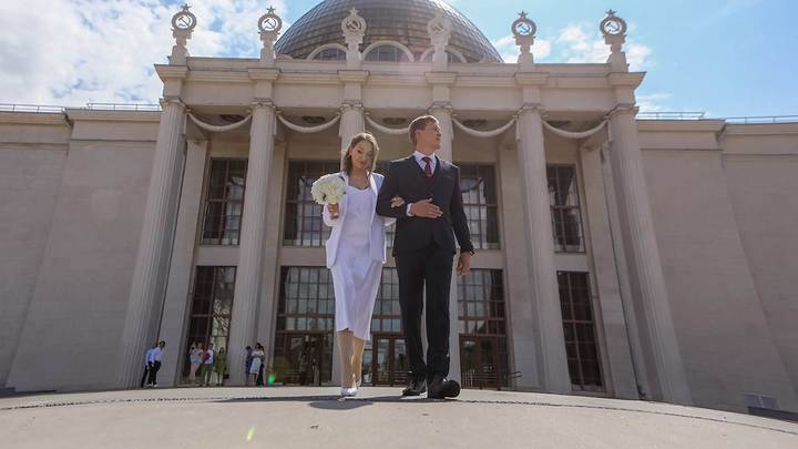 Более 900 пар планируют пожениться в столице на Медовый Спас
