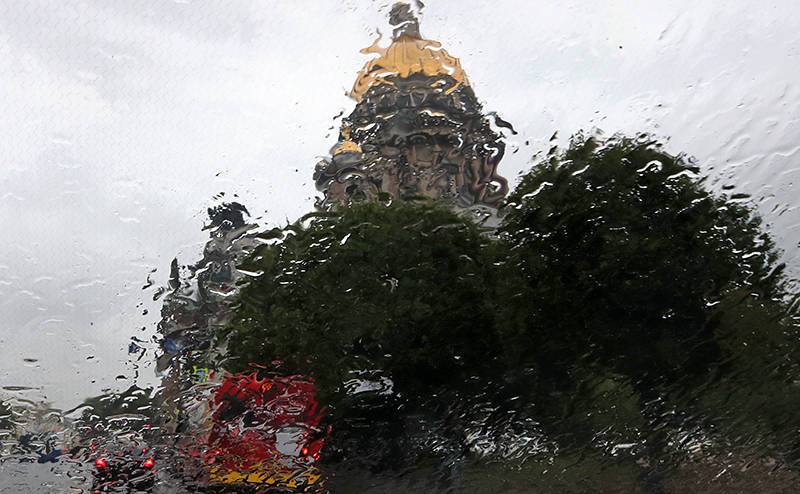 В Санкт-Петербурге то солнечная ласка, то грозовой гнев