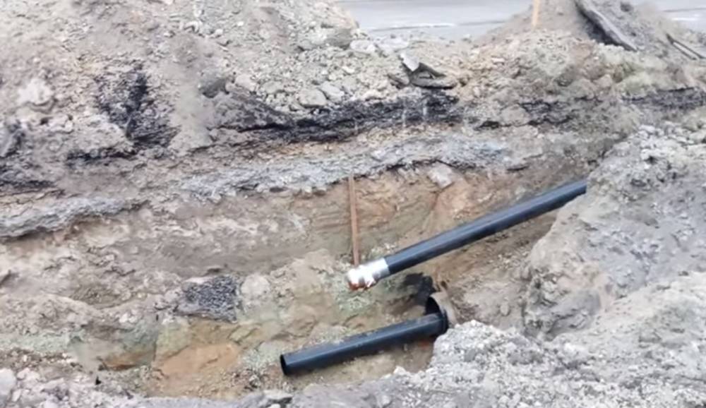 "Дай бог, чтобы хватило давления": как в центре Лисичанска меняют водопроводную трубу