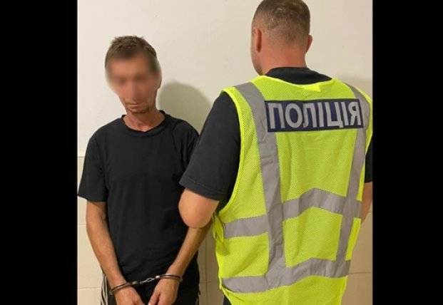 Под Киевом мужчина ограбил ребенка в машине