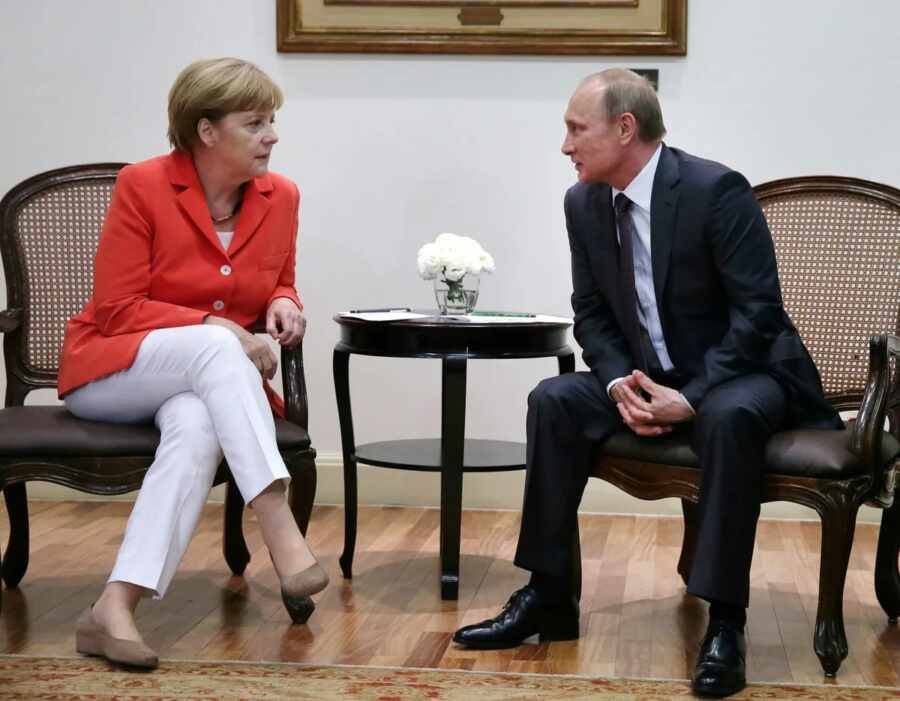 Меркель перед визитом в Киев хочет встретиться с Путиным