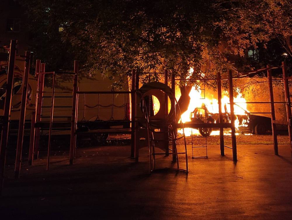 На юго-востоке Петербурга ночью сгорел бесхозный автомобиль