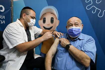 Жители Израиля старше 50 лет получат третью дозу вакцины от COVID-19