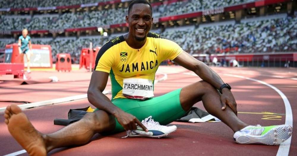 Ямайский бегун опаздывал на свой забег в Токио: ему помогла волонтер, а он выиграл золото (видео)