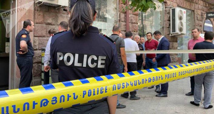 Забавный боевик - в Армении задержан мужчина, ограбивший банк и выстреливший себе в ногу