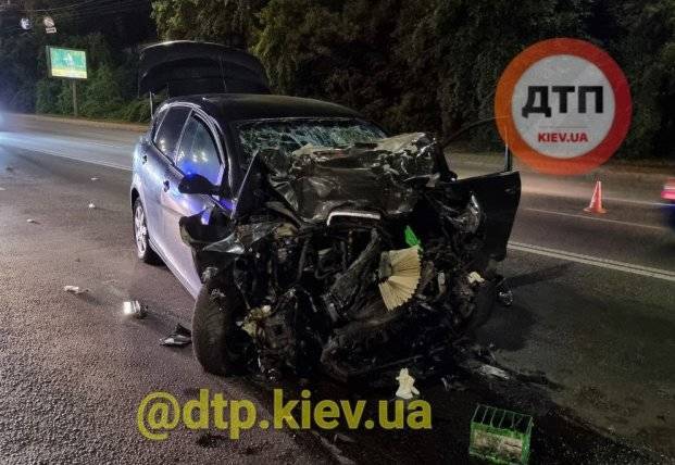 В Киеве произошло лобовое ДТП - водитель погиб на месте (фото)