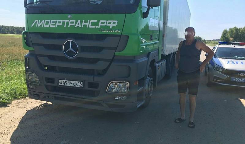 На трассе Тюмень – Омск задержали пьяного водителя на грузовике Мерседес