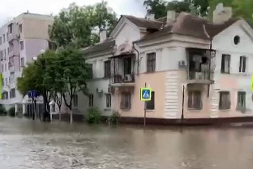 В затопленной Керчи началась эвакуация людей