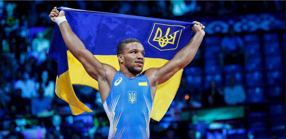 В центре Киева неизвестные набросились на олимпийского спортсмена Жана Беленюка из-за расовой принадлежности