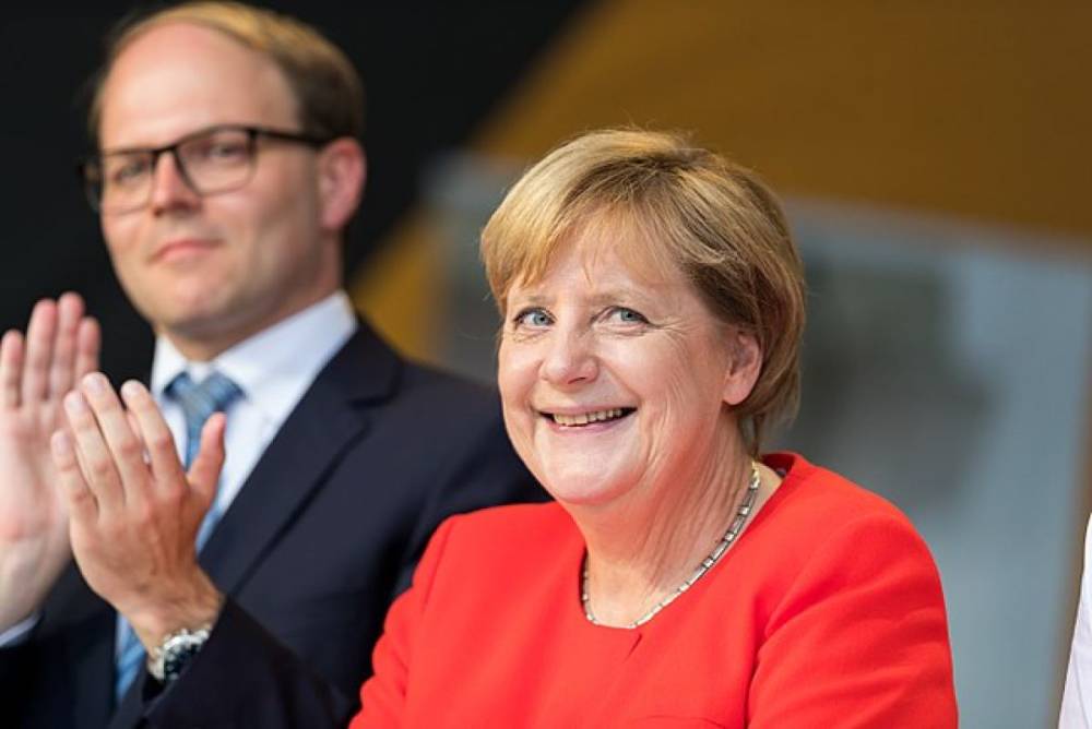 Пенсия Меркель составит около 15 тысяч евро — DPA