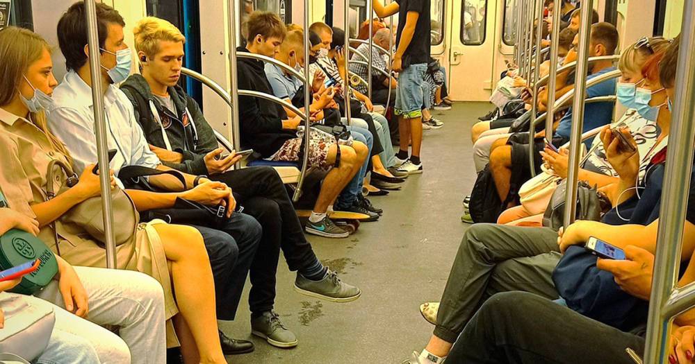 Фото пассажиров метро вызвало споры о современных нравах у россиян