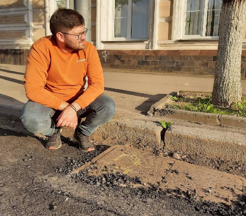 В центре Смоленска сохранили уникальный люк