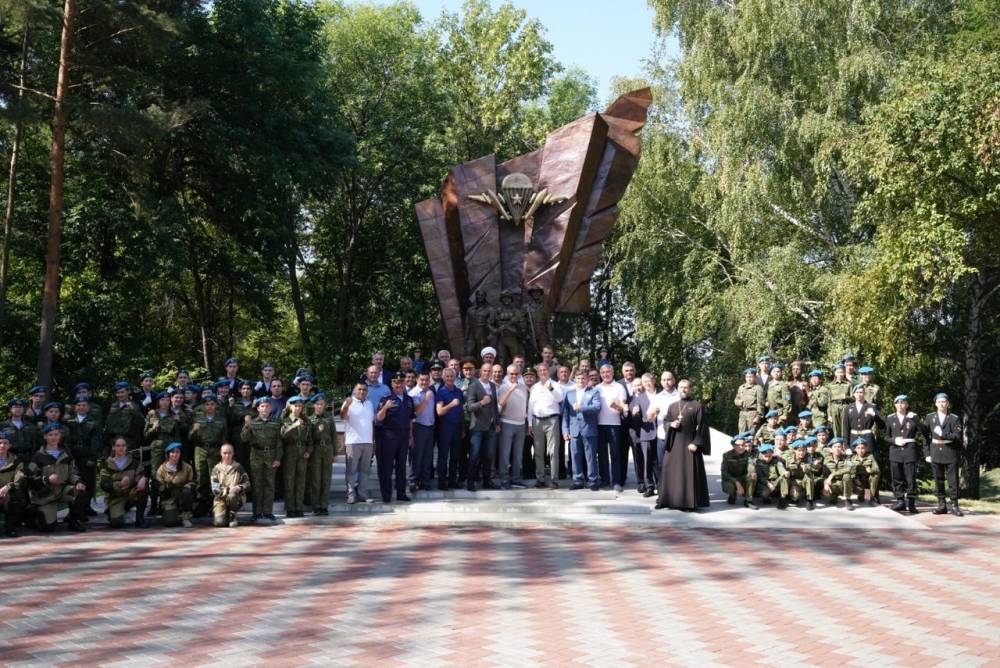Радий Хабиров встретился с десантниками возле нового памятника в Уфе