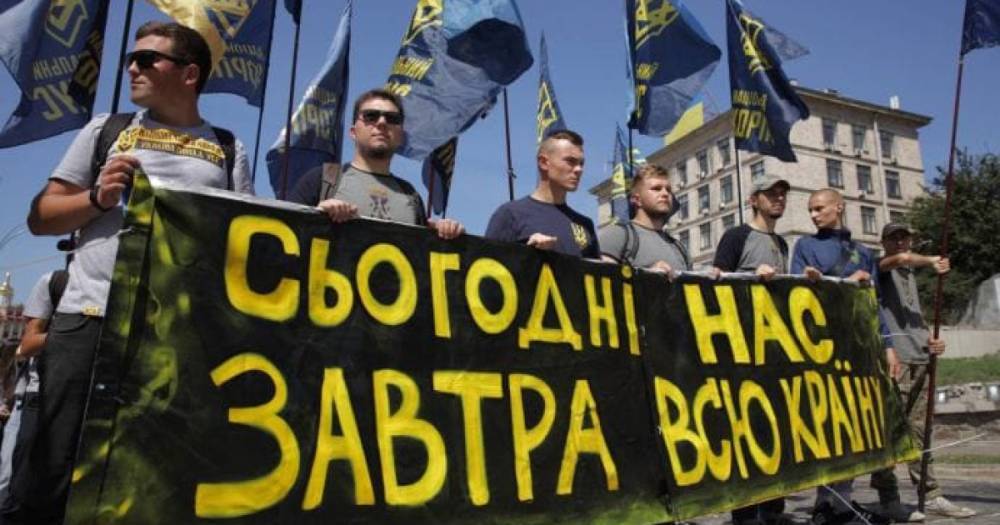 "Нацкорпус" митингует под Офисом президента: начались столновения (ФОТО, ВИДЕО)