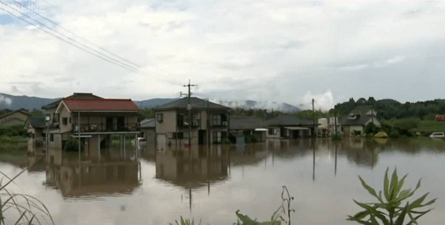 На запад Японии обрушились ливни, которые стали причиной оползней и наводнений