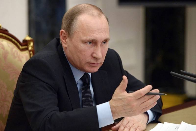 Путин поручил до 16 августа подготовить поручения по итогам совещания о борьбе с ЧС