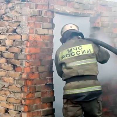 Пожарные тушат пожар в историческом центре Оренбурга