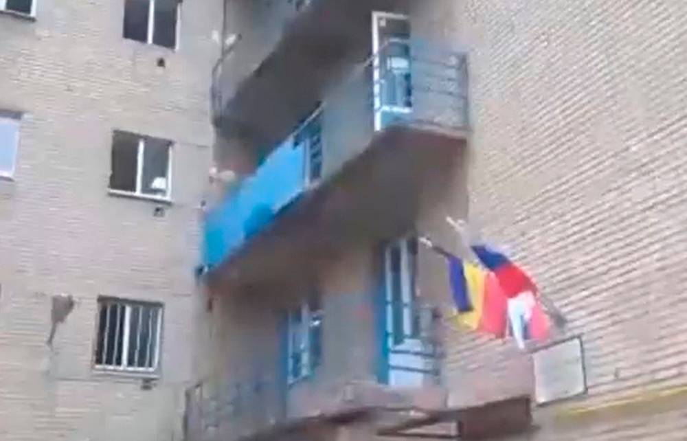 Студентов в общежитии ЮФУ попросили проходить аккуратнее под готовящимся рухнуть на них балконом