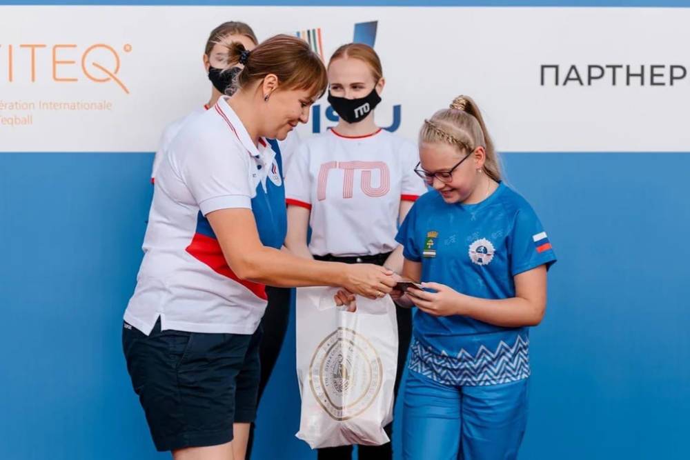 Серебряный призер Олимпийских игр в Токио Ксения Перова вручила значки свердловским спортсменам
