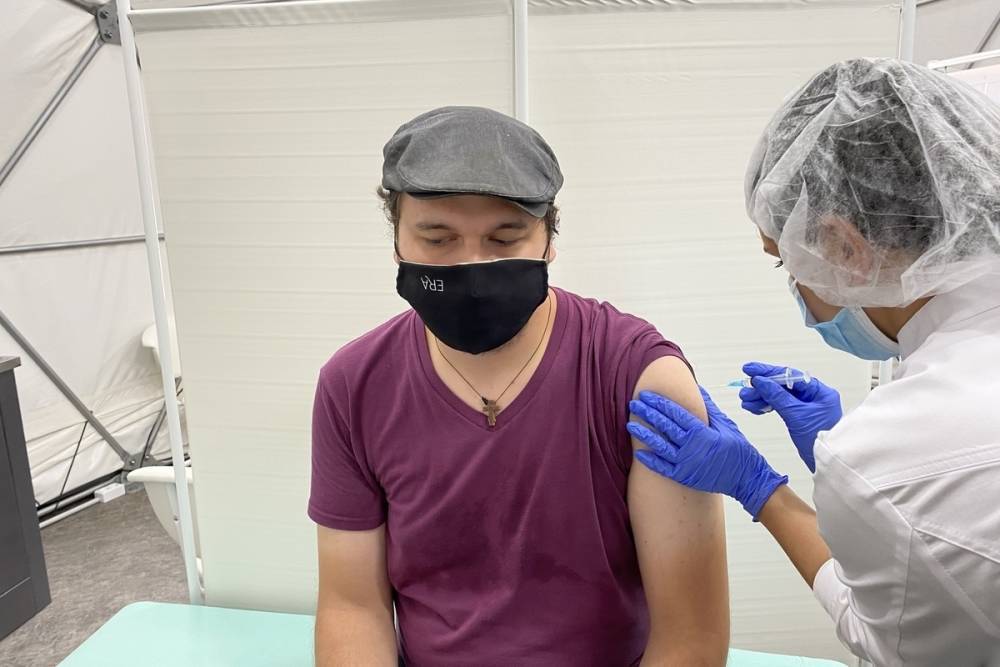 За сутки более 20 тысяч петербуржцев завершили курс вакцинации от коронавируса