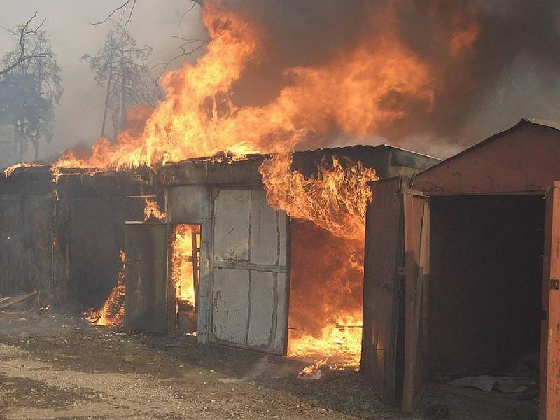 В Смоленской области горело несколько гаражей