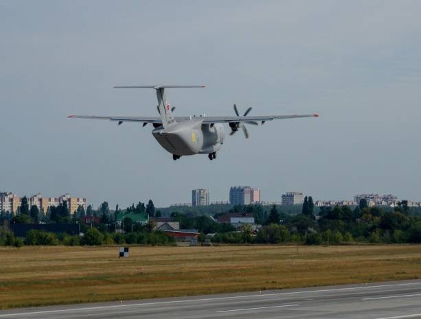 Образец нового легкого военно-транспортного самолета совершил перелет из Воронежа в Жуковский
