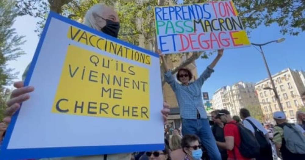 Во Франции прошла очередная акция протеста против "паспортов здоровья" (ВИДЕО)
