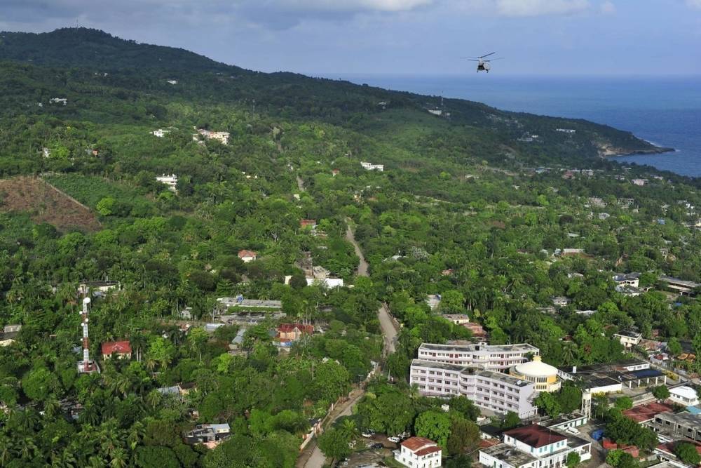 Премьер Гаити ввел режим ЧП после землетрясения
