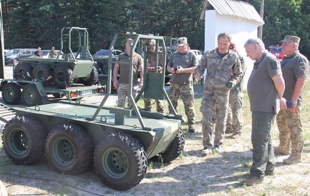 В Десне министру оборону представили роботизированные платформы