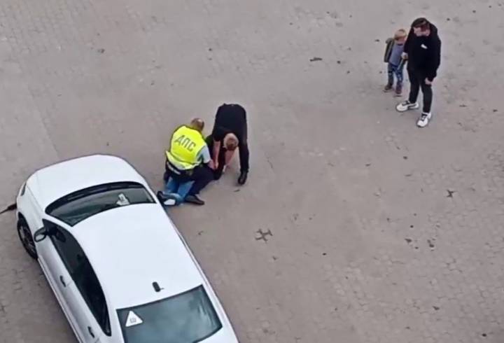 Петербуржец помог сотруднику ДПС задержать буйного мужчину