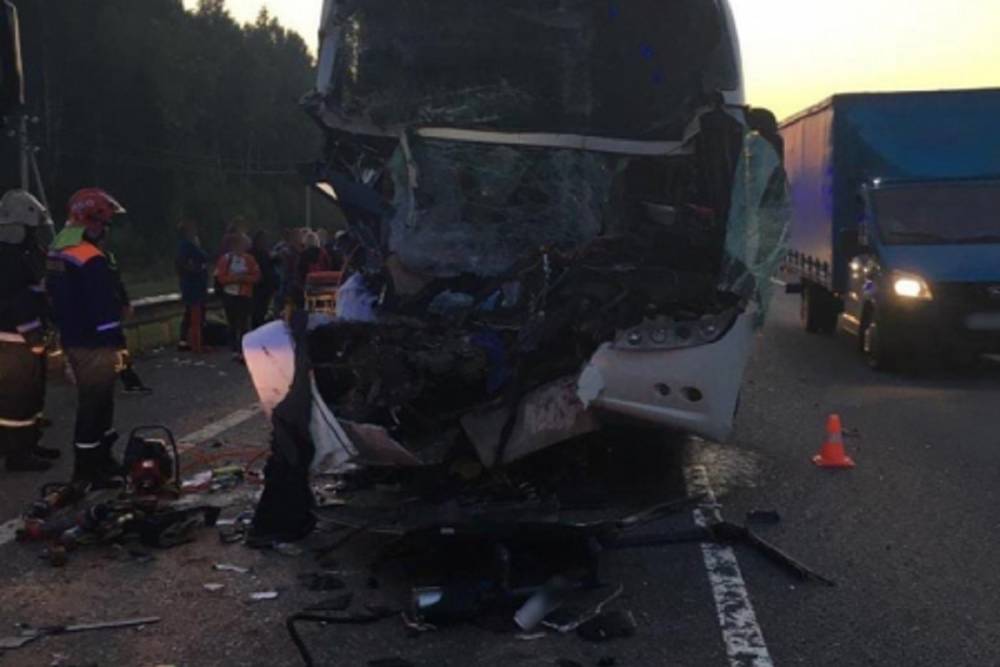 Автобус с ярославцами столкнулся с грузовиком по дороге в Москву, есть пострадавшие