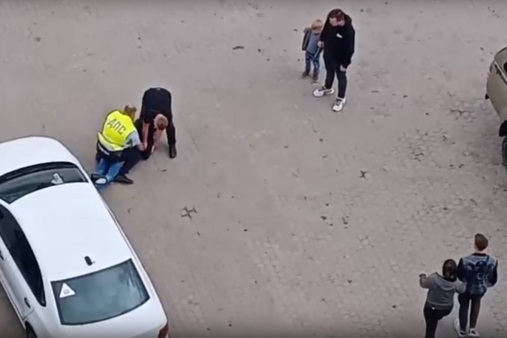 В Петербурге прохожий помог инспектору ДПС задержать агрессивного нарушителя на парковке