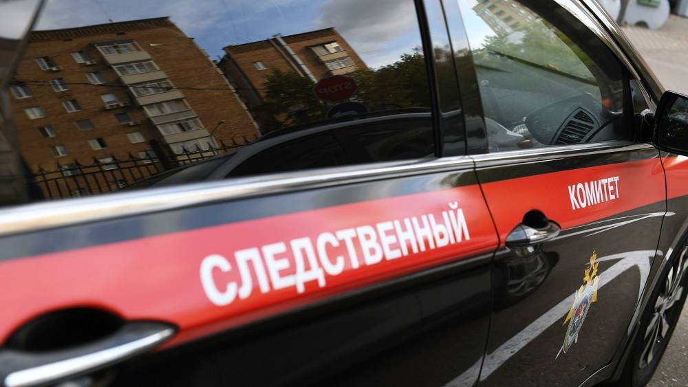 В Петербурге из окна многоэтажки выпала школьница. Спасти ее не удалось