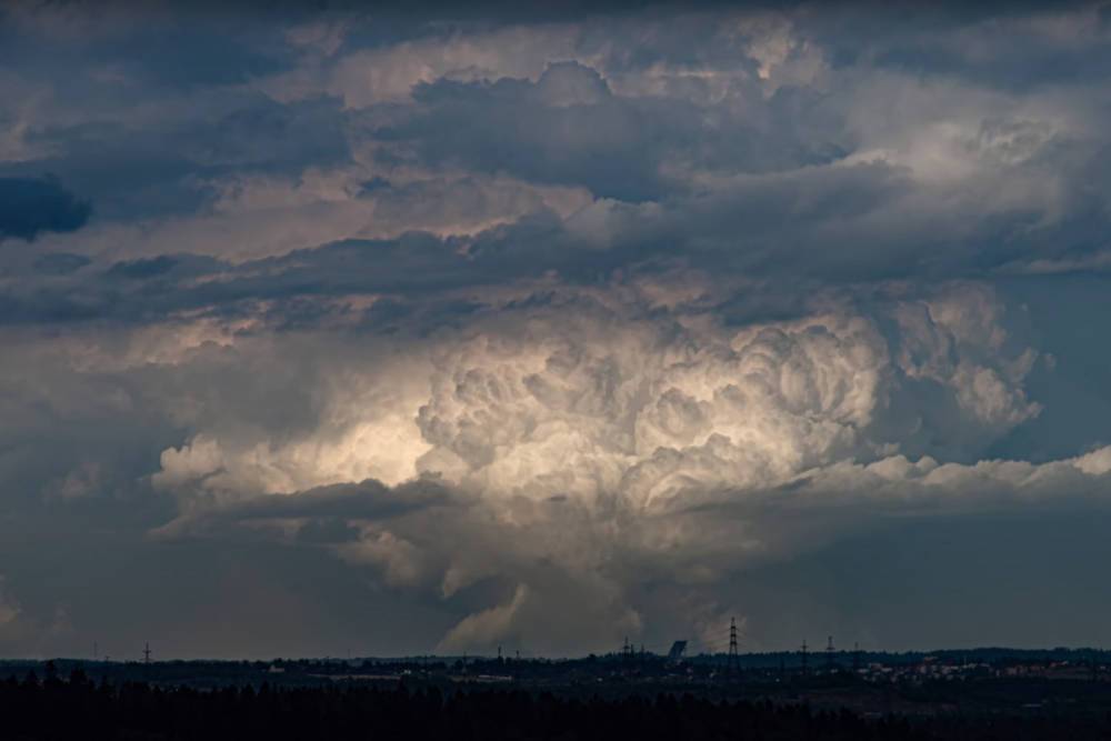 Жители Петербурга поделились кадрами закручивающихся в «торнадо» облаков