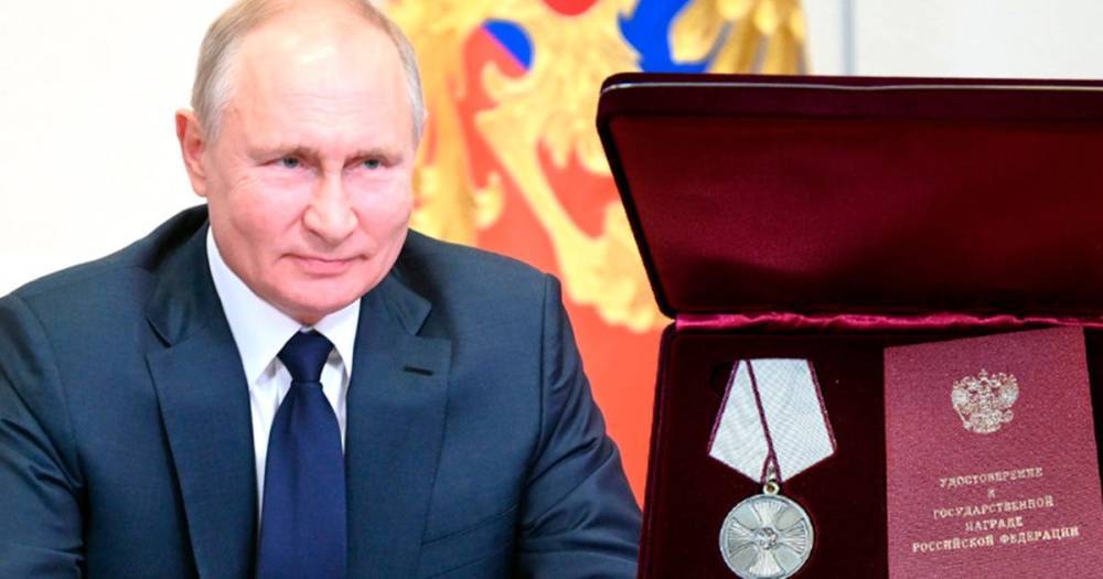 Путин наградил медалью школьницу, спасшую провалившихся под лед детей