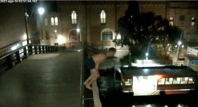 Австралийского туриста выгнали из Венеции за прыжок с исторического моста в канал