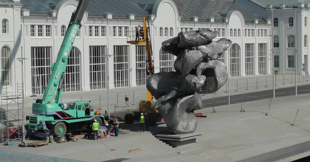 В Москве установили скульптуру в виде огромного кома глины