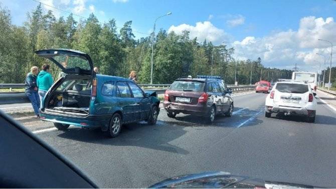 На Мурманском шоссе в Ленобласти столкнулись 6 автомобилей