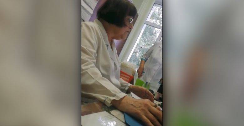 "Телефон убери!": Минздрав Кузбасса проверит поликлинику, где врач нахамила пациентке