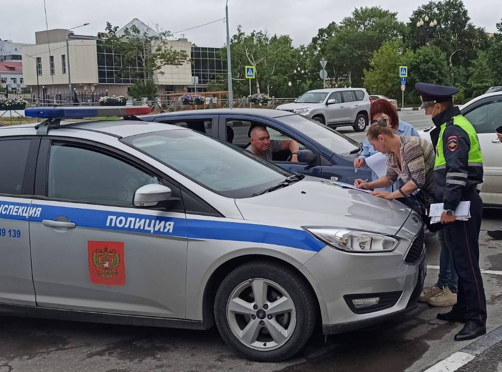 Госавтоинспекция проверила сахалинских таксистов