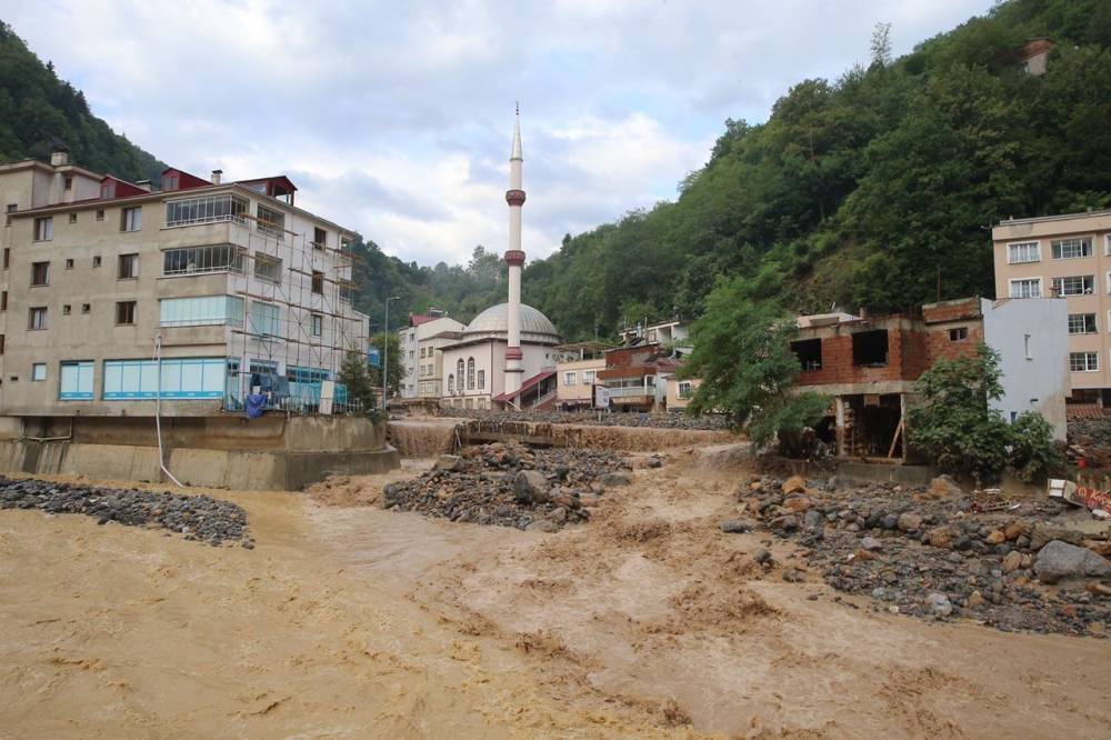 Число жертв наводнений на севере Турции достигло 66