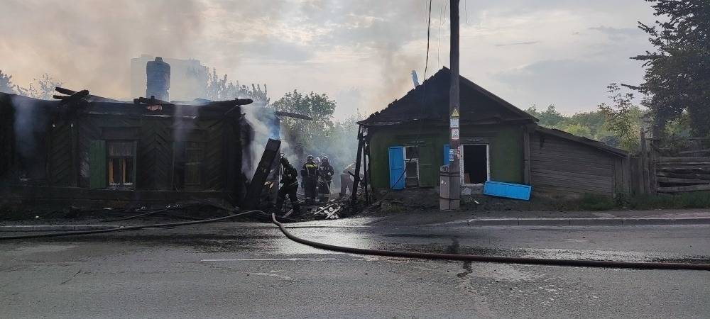 В Челябинске при пожаре в расселенном доме на Российской погиб человек