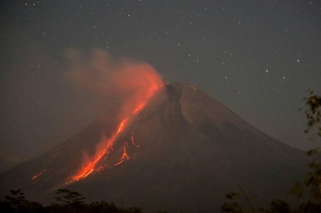 В Индонезии началось извержение вулкана, деревни покрываются пеплом