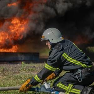 В Одесской области ликвидировали пожар на складах с зерном. Фото