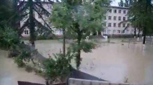 На лодках по столице Абхазии — дожди залили Сухум