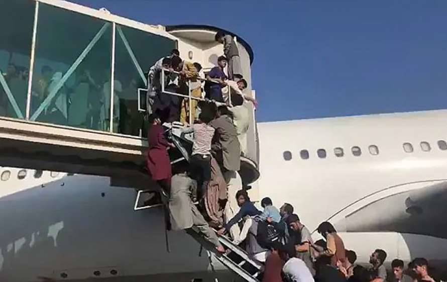 Аэропорт Кабула не справляется с наплывом желающих покинуть Афганистан (ВИДЕО)