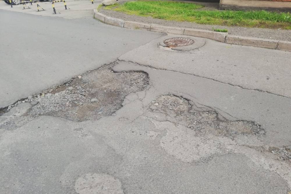 Караул: жители Петрозаводска просят заделать ямы на дороге