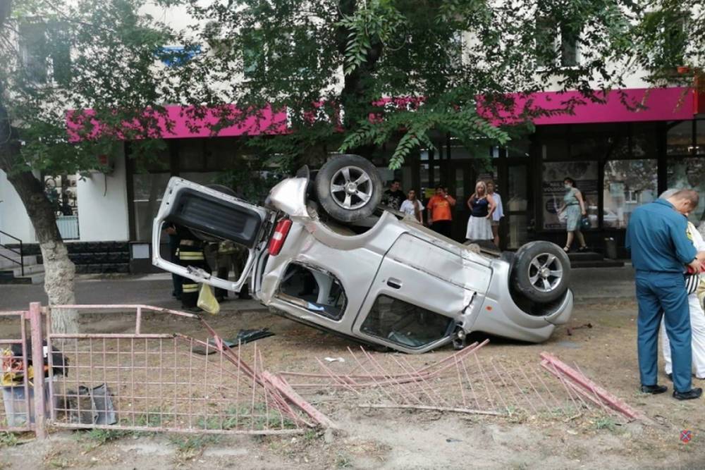 В Волгограде 68-летняя автоледи снесла забор на оживленной улице