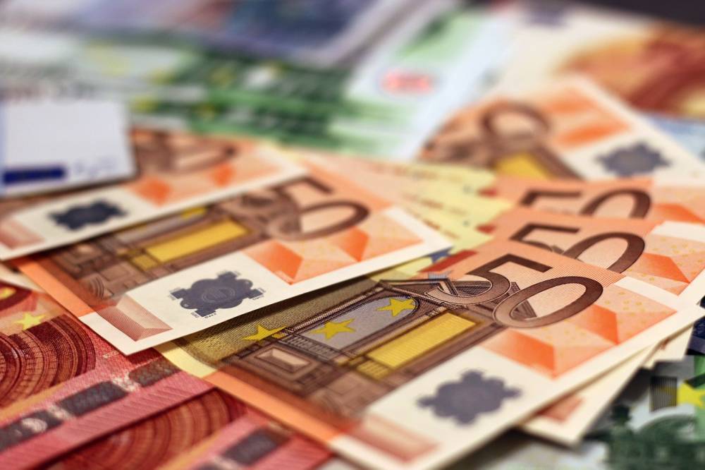 Евро существенно укрепляется утром на первых торгах недели